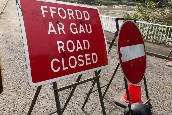 Road work sign with English and Welsh signage