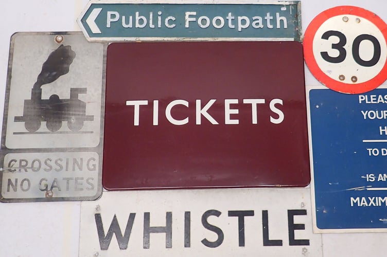 Railways ‘Tickets’ sign