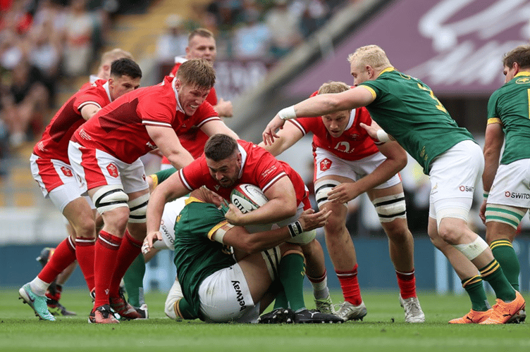 Gareth Thomas is tackled by the Boks