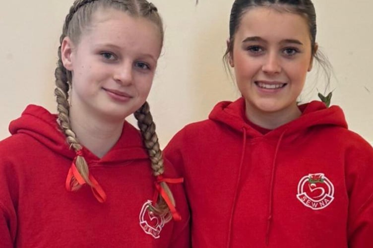 South East Wales netballers Isla Davies and Daisy Laurie 